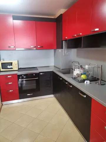 Cucina; elettrodomestici, pavimento in piastrelle, ristrutturato, luce naturale, stile moderno