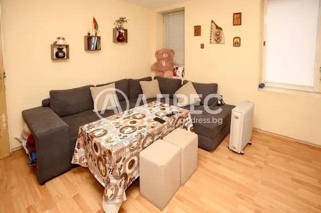 غرفة معيشة; أرضية خشبية, ضوء طبيعي