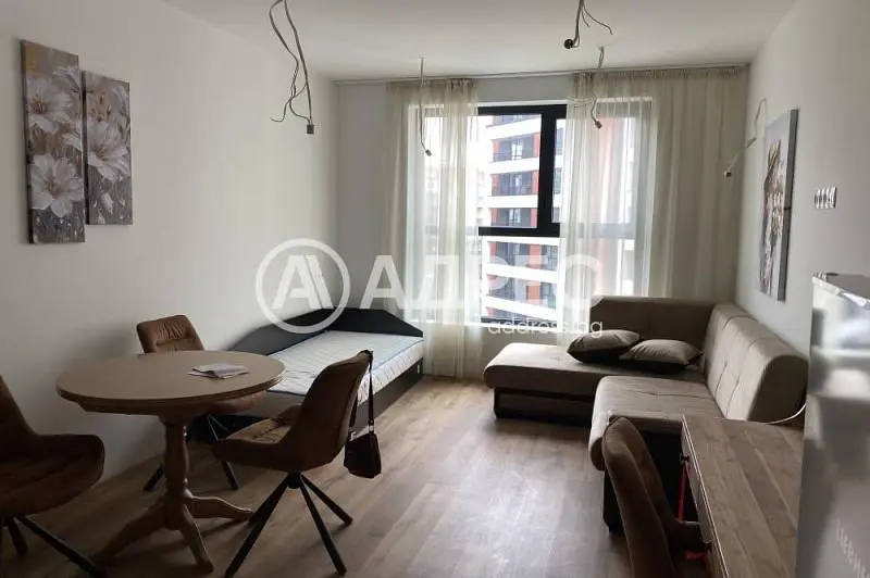 Soggiorno; pavimento in legno, luce naturale