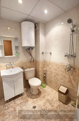 Toilette; scaldabagno, pavimento in piastrelle, luce naturale, ristrutturato