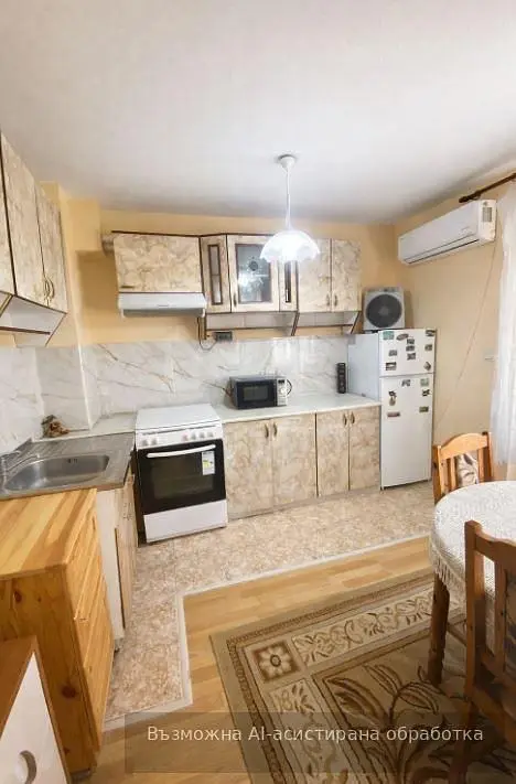 Cucina; elettrodomestici, pavimento in piastrelle