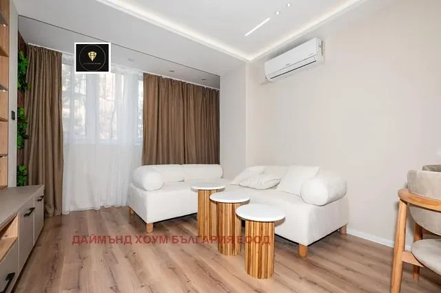 Sala de estar; chão de madeira, luz natural, estilo moderno