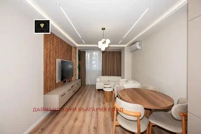 غرفة معيشة; أسلوب عصري, أرضية خشبية, ضوء طبيعي