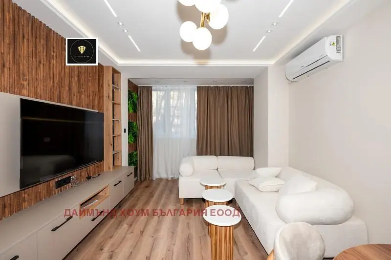 غرفة معيشة; أسلوب عصري, أرضية خشبية, ضوء طبيعي