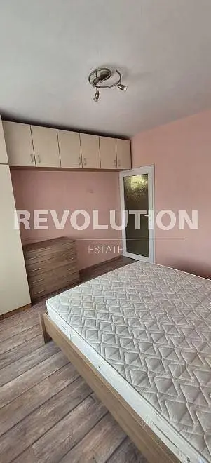 Camera da letto; pavimento in legno, luce naturale