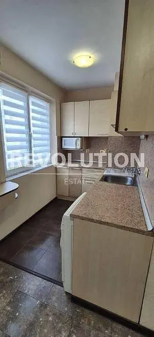 Cucina; elettrodomestici, pavimento in piastrelle