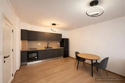 Cucina; elettrodomestici, pavimento in legno, luce naturale, stile moderno