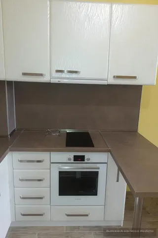 Cucina; elettrodomestici, pavimento in piastrelle, ristrutturato, luce naturale, stile moderno