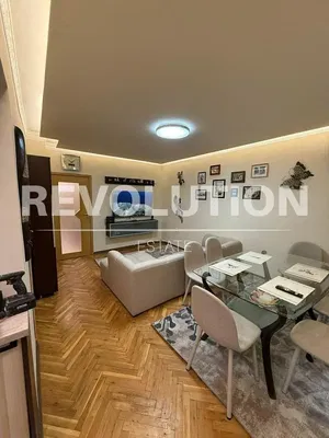 Oturma odası; ahşap zemin, modern stil, doğal ışık