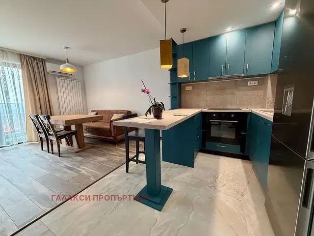 Cucina; elettrodomestici, luce naturale, stile moderno