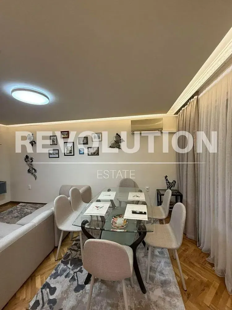 Oturma odası; ahşap zemin, modern stil