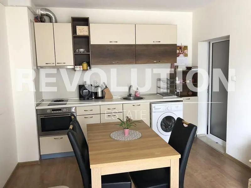 Mutfak; mutfak aletleri, ahşap zemin, doğal ışık