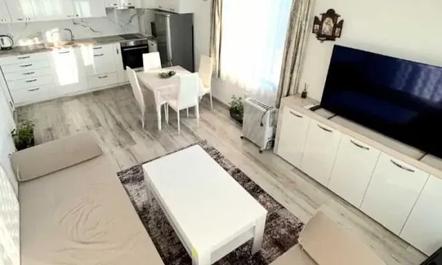 Soggiorno; luce naturale, stile moderno, pavimento in legno