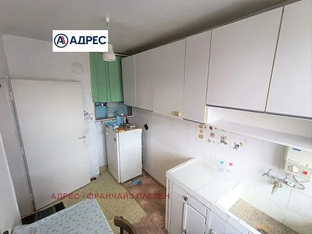 Cozinha; eletrodomésticos, chão de azulejo