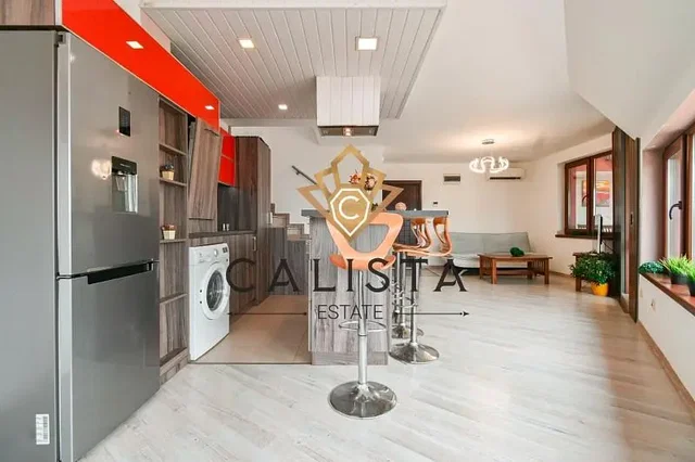 Cucina; elettrodomestici, pavimento in legno, luce naturale, stile moderno