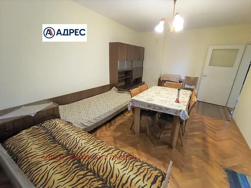 Salon; parquet, lumière naturelle