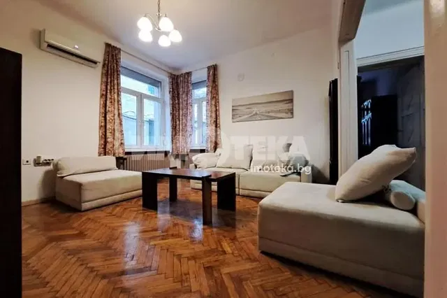 Soggiorno; pavimento in legno, luce naturale