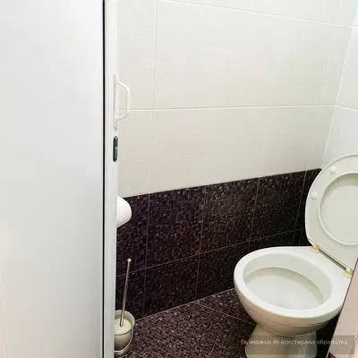 Toilette; pavimento in piastrelle