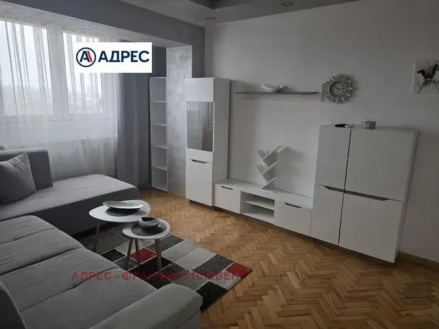 Soggiorno; stile moderno, pavimento in legno, luce naturale