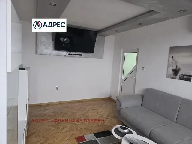 Soggiorno; pavimento in legno, luce naturale, stile moderno