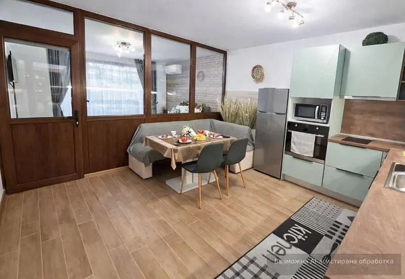 Cucina; elettrodomestici, pavimento in piastrelle, luce naturale, stile moderno