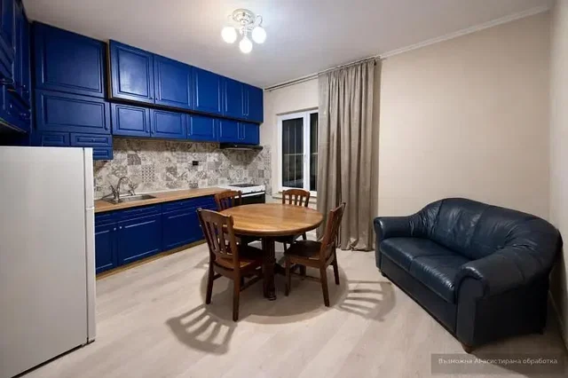 Cucina; elettrodomestici, pavimento in legno, luce naturale