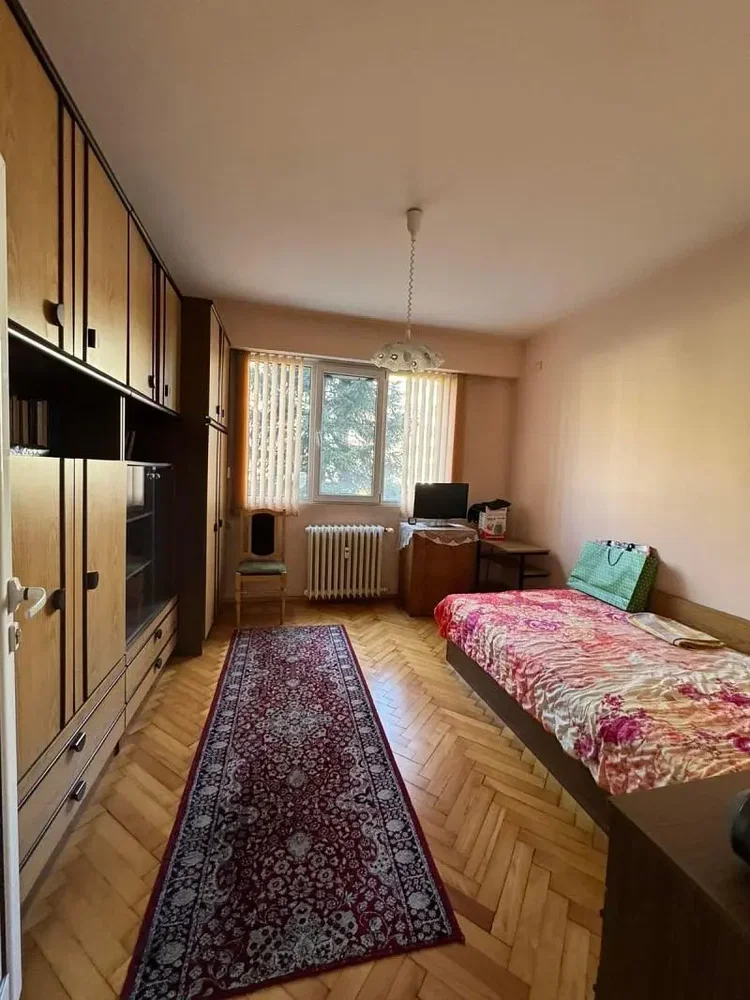 Spavaća soba; drveni pod, prirodno svjetlo