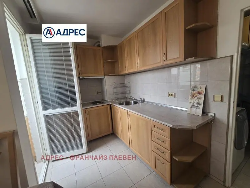 Cucina; elettrodomestici, pavimento in piastrelle