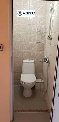 Toilette; pavimento in piastrelle