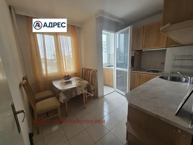 Cucina; elettrodomestici, pavimento in piastrelle