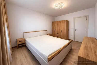 Camera da letto; pavimento in legno, luce naturale, stile moderno