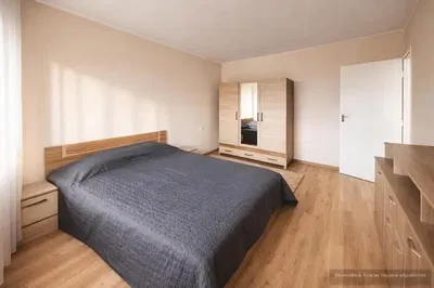 Camera da letto; luce naturale, pavimento in legno