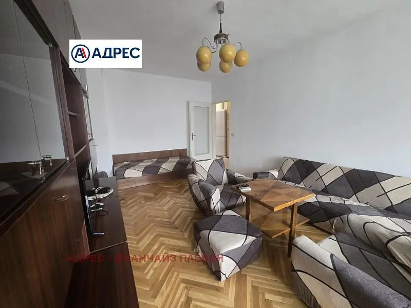 Soggiorno; pavimento in legno, stile moderno, luce naturale