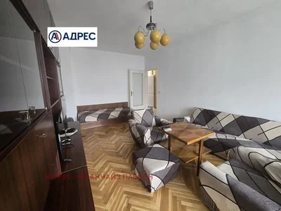Soggiorno; pavimento in legno, stile moderno, luce naturale