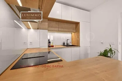 مطبخ; أجهزة المطبخ, أرضية خشبية, ضوء طبيعي, أسلوب عصري