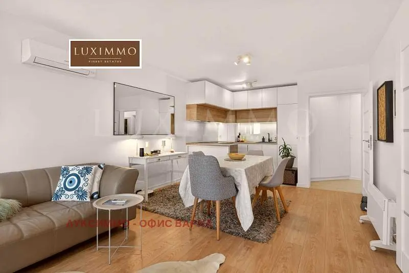 غرفة معيشة; أسلوب عصري, أرضية خشبية, ضوء طبيعي