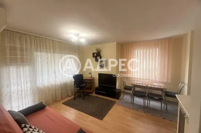 Soggiorno; pavimento in legno, luce naturale