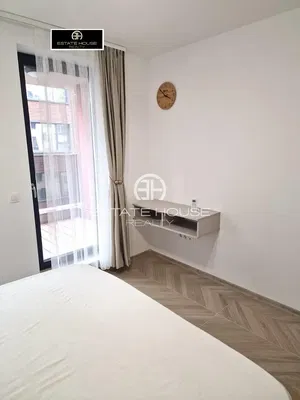 Camera da letto; luce naturale, pavimento in piastrelle, vista