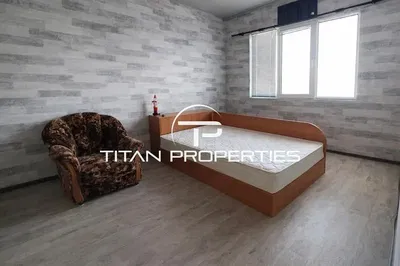 غرفة نوم; أرضية خشبية, ضوء طبيعي, أسلوب عصري