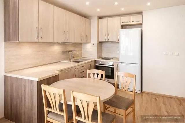 Cucina; elettrodomestici, pavimento in legno, stile moderno