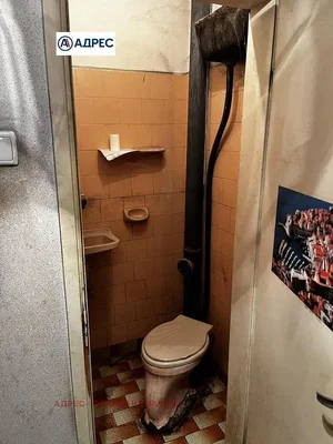 Toilettes; nécessite rénovation