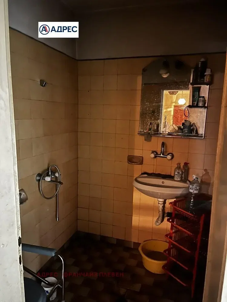 Salle de bain; carrelage, nécessite rénovation, lumière naturelle