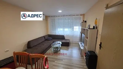 Soggiorno; stile moderno, pavimento in legno, luce naturale