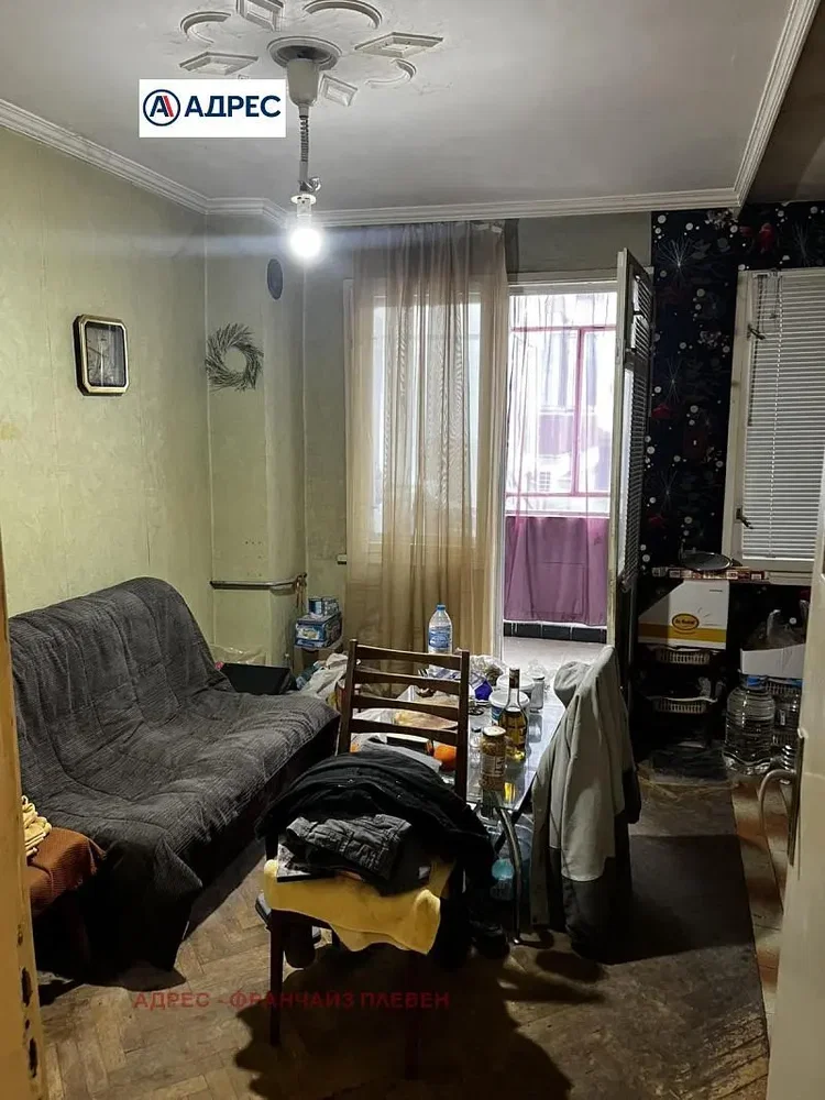 Salon; nécessite rénovation, lumière naturelle