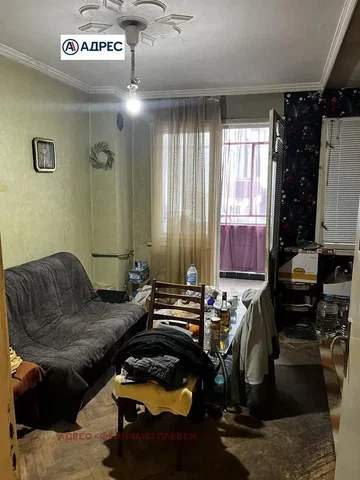 Sala de estar; precisa de renovação, luz natural