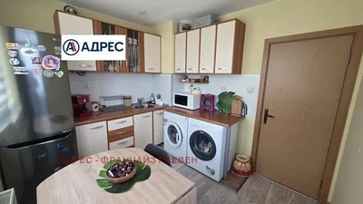 Cucina; elettrodomestici, pavimento in legno