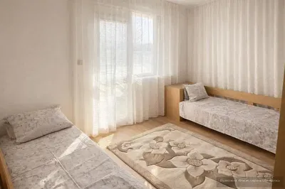 Camera da letto; luce naturale, pavimento in legno