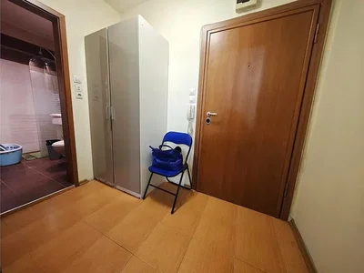 Guardaroba; pavimento in piastrelle