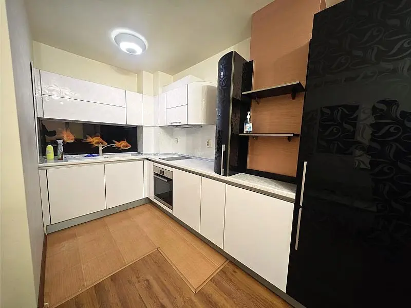 Cucina; elettrodomestici, pavimento in legno, ristrutturato, luce naturale