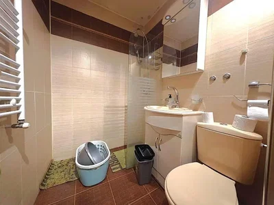 Toilette; pavimento in piastrelle, luce naturale